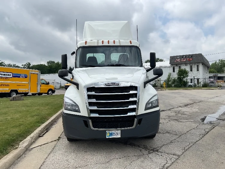 2020 Freightliner Cascadia in Melrose Park, IL — photo 2