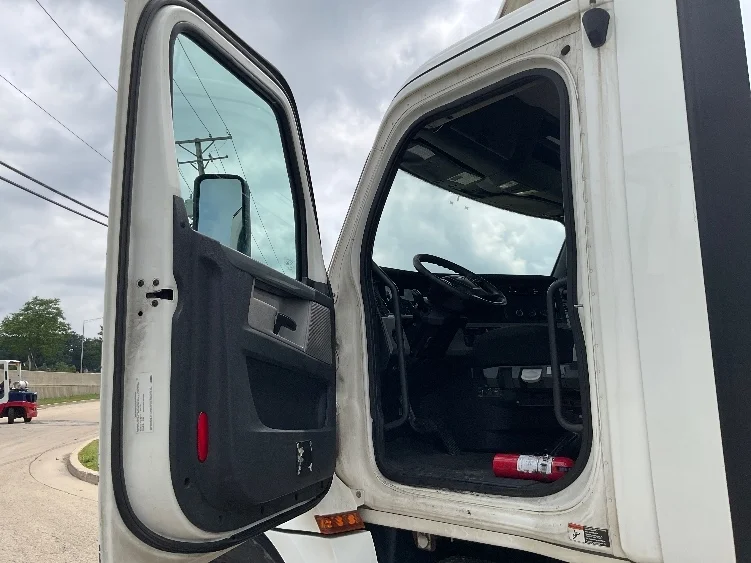 2020 Freightliner Cascadia in Melrose Park, IL — photo 9