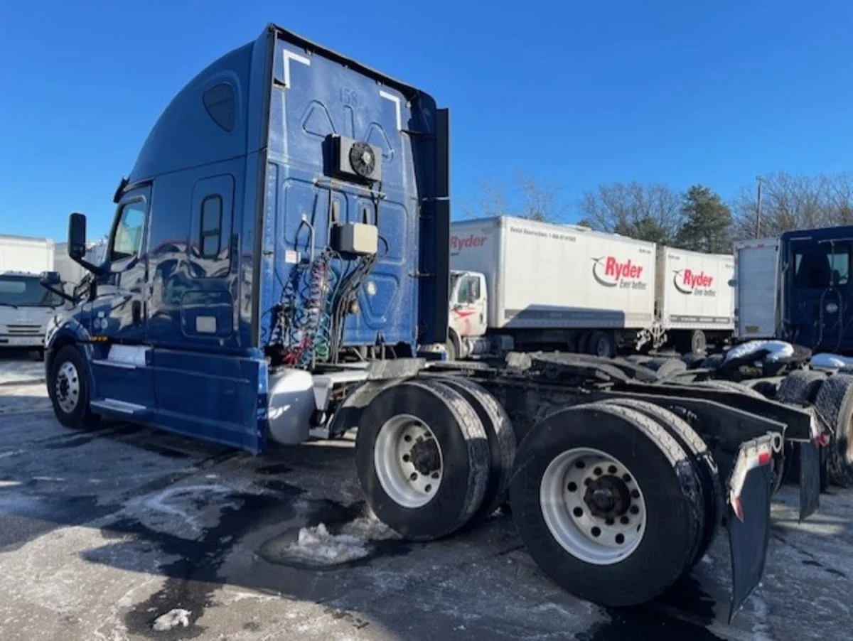 2020 Freightliner Cascadia in Farmingdale, NY — photo 6