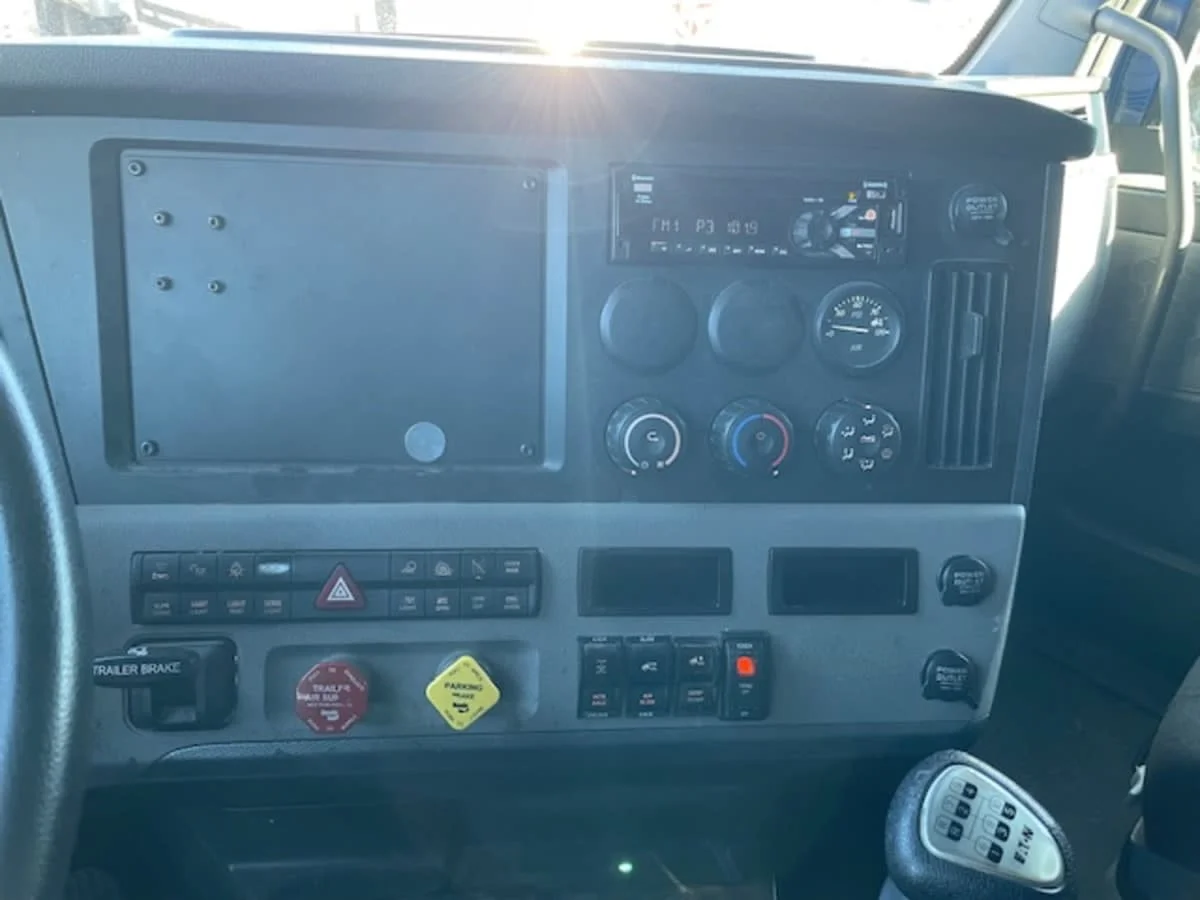2020 Freightliner Cascadia in Farmingdale, NY — photo 11