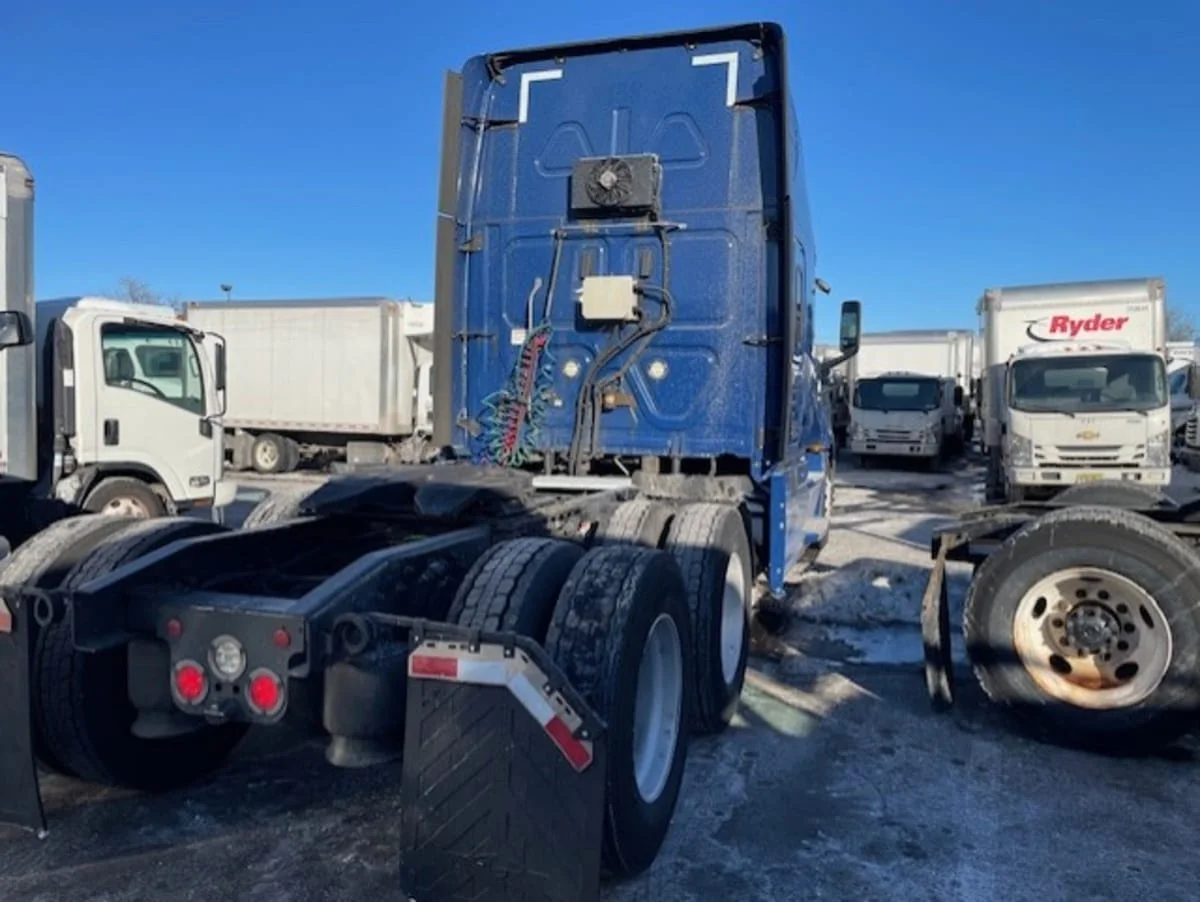 2020 Freightliner Cascadia in Farmingdale, NY — photo 4
