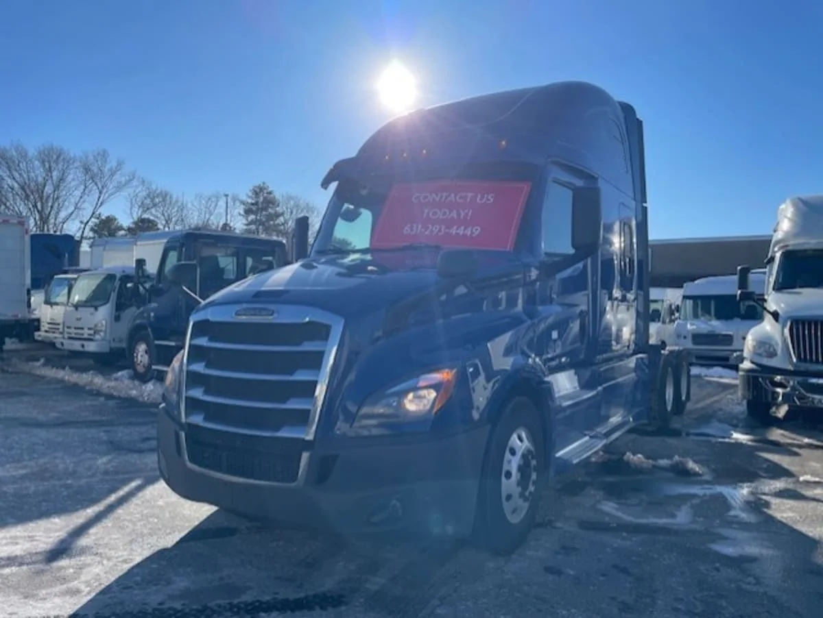 2020 Freightliner Cascadia in Farmingdale, NY