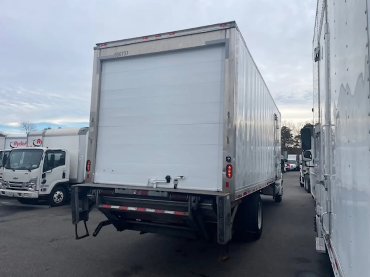 2018 International 4300 - image 4