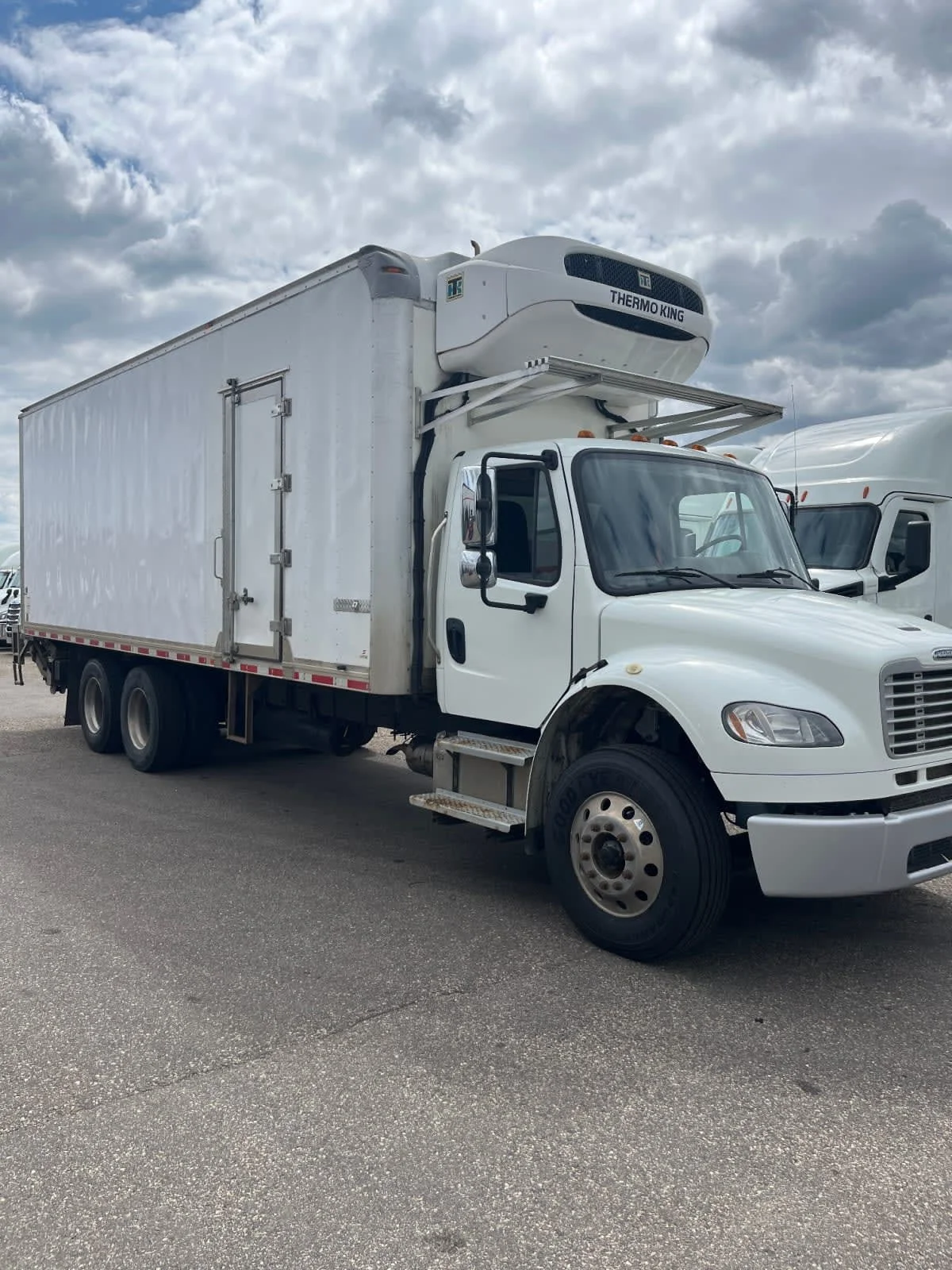 2020 Freightliner M2 106 in Minneapolis, MN — photo 3