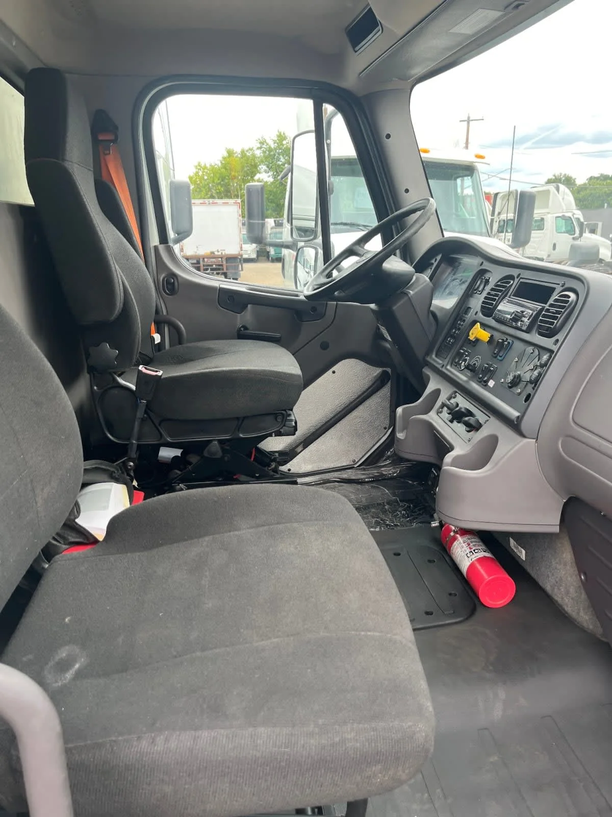 2020 Freightliner M2 106 in Minneapolis, MN — photo 14