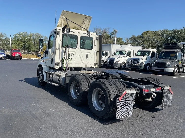 2019 Freightliner Cascadia in Tampa, FL — photo 5