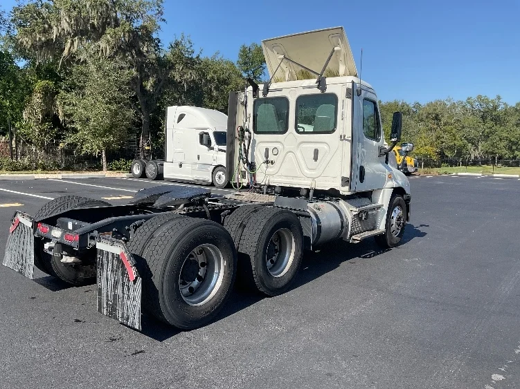 2019 Freightliner Cascadia in Tampa, FL — photo 7