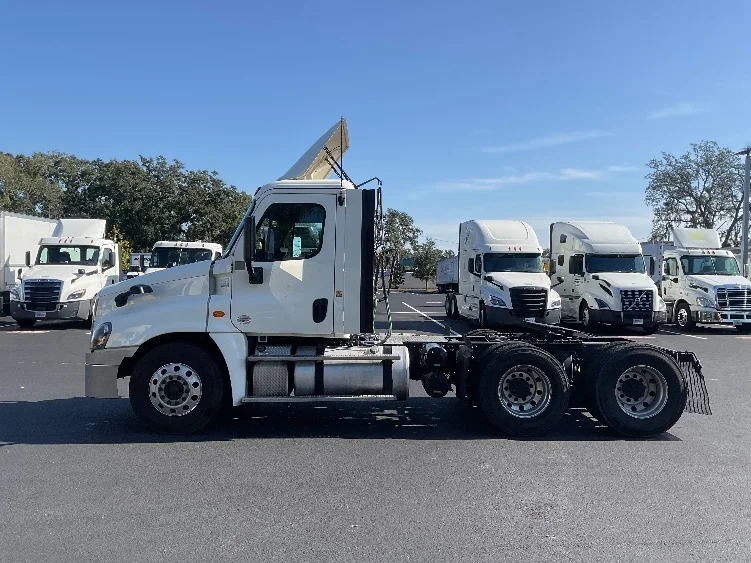 2019 Freightliner Cascadia in Tampa, FL — photo 4