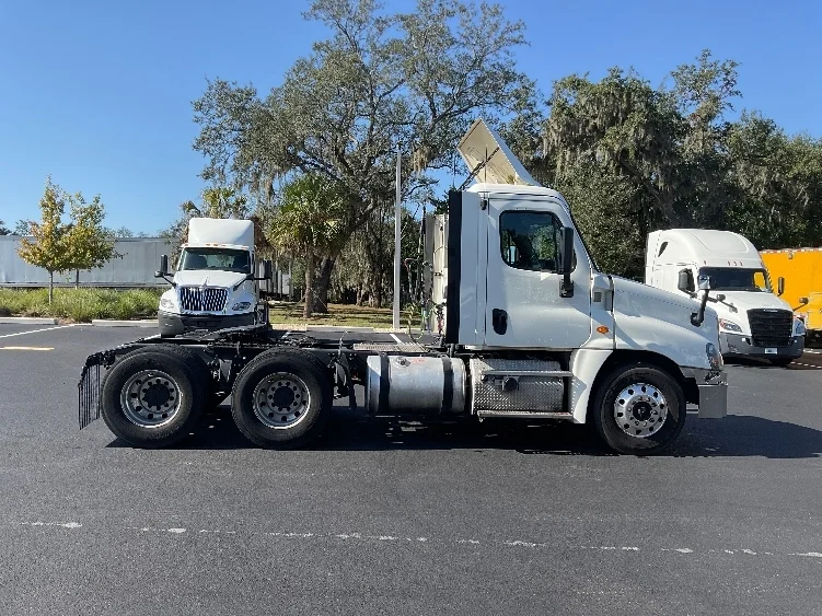 2019 Freightliner Cascadia in Tampa, FL — photo 8