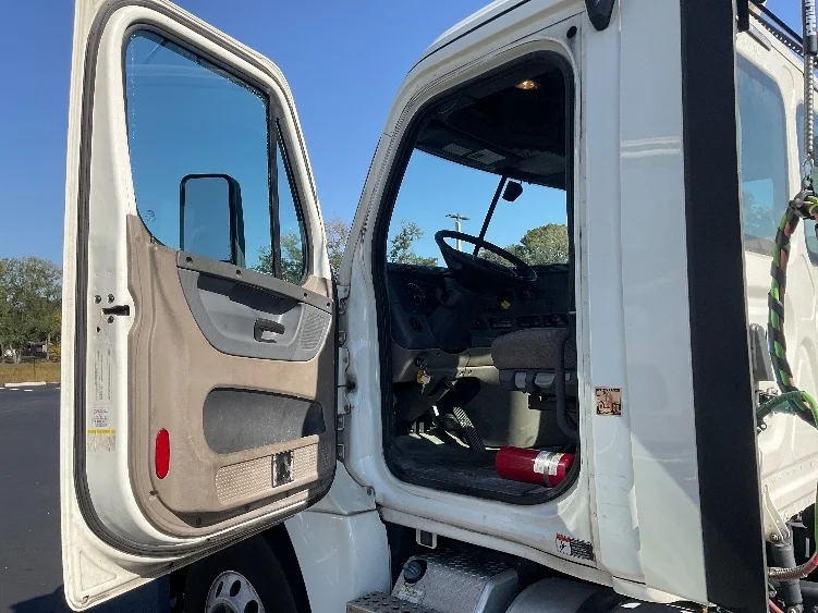 2019 Freightliner Cascadia in Tampa, FL — photo 9