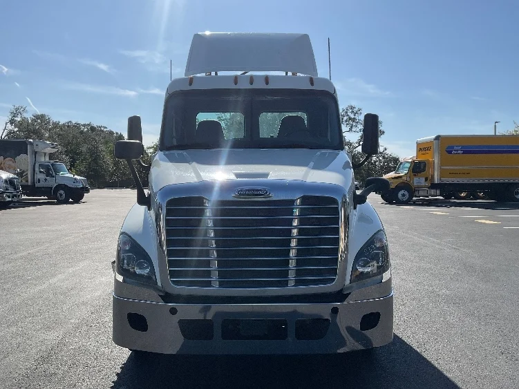 2019 Freightliner Cascadia in Tampa, FL — photo 2