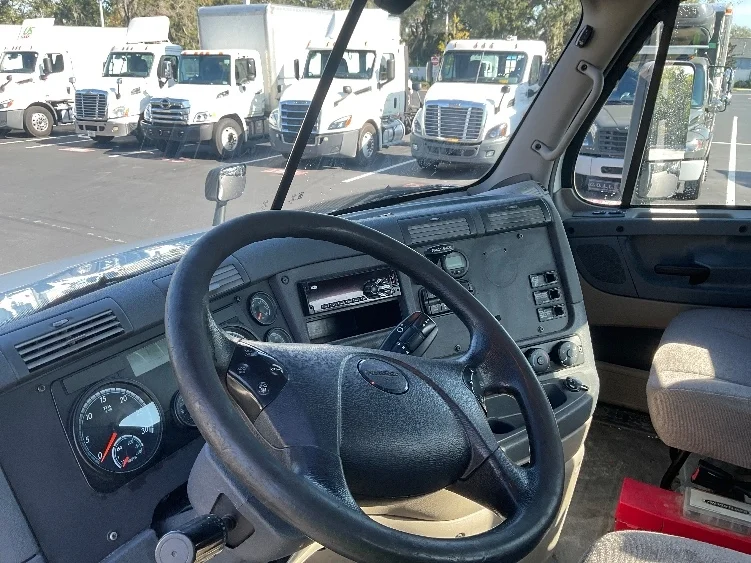 2019 Freightliner Cascadia in Tampa, FL — photo 10