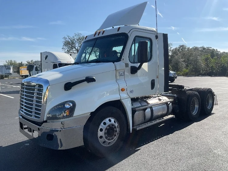 2019 Freightliner Cascadia in Tampa, FL — photo 3