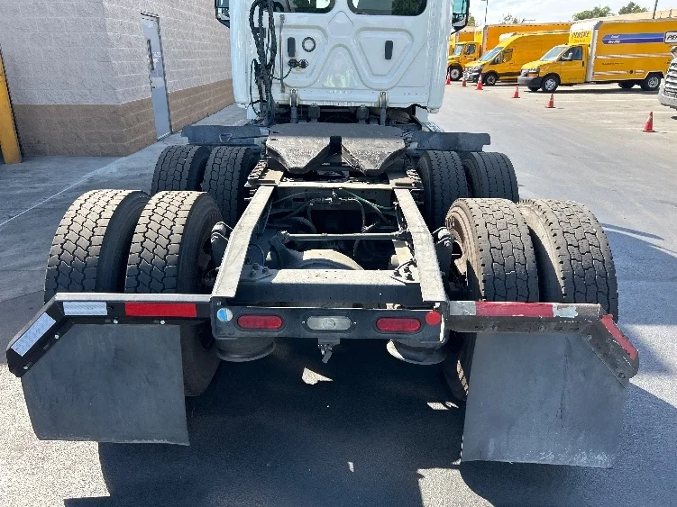 2019 Freightliner Cascadia - image 6