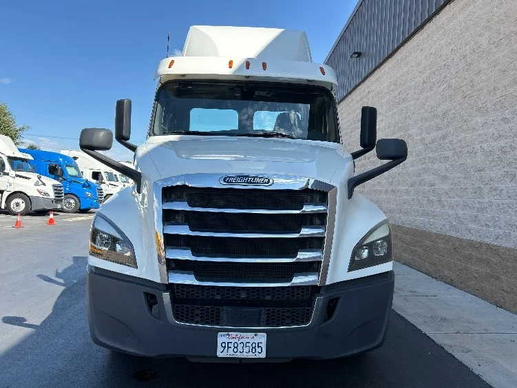 2019 Freightliner Cascadia - image 2