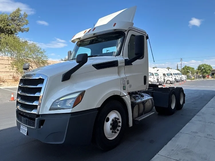 2019 Freightliner Cascadia - image 3