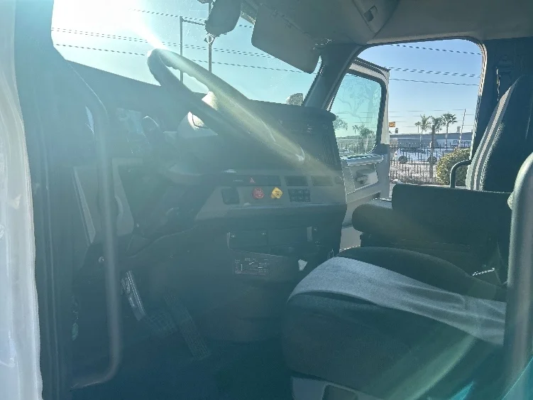 2019 Freightliner Cascadia - image 10