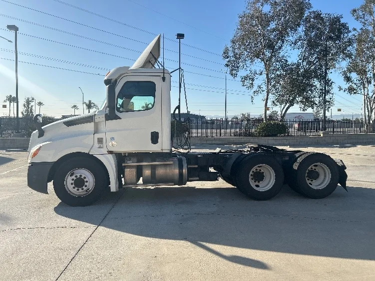 2019 Freightliner Cascadia - image 4