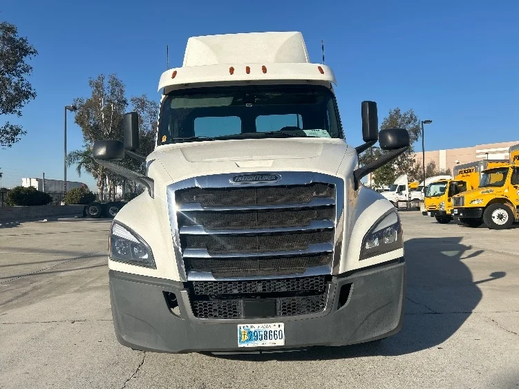 2019 Freightliner Cascadia - image 2