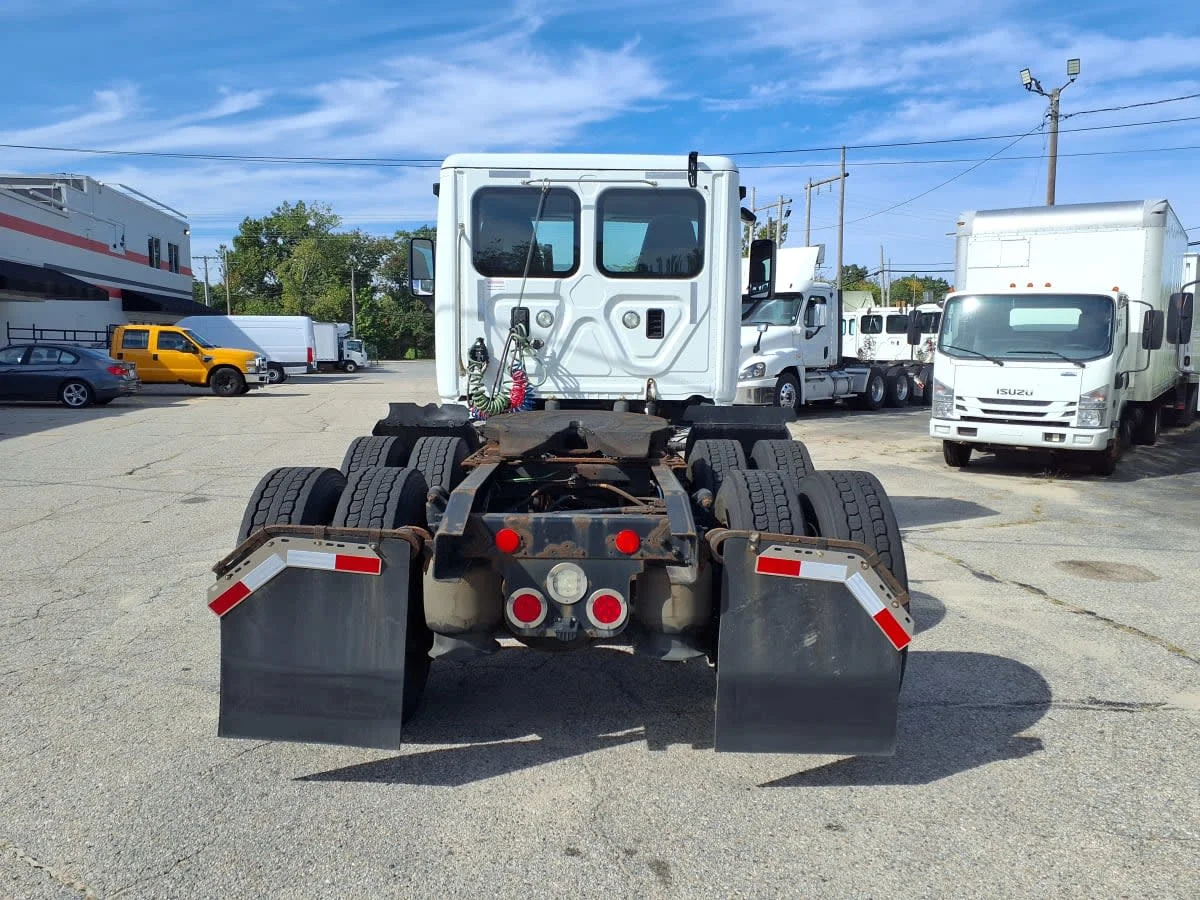 2017 Freightliner Cascadia - image 5