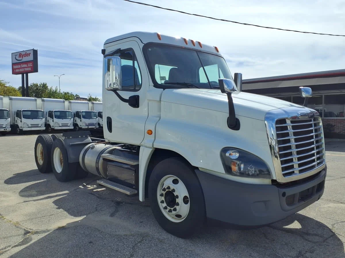 2017 Freightliner Cascadia - image 3
