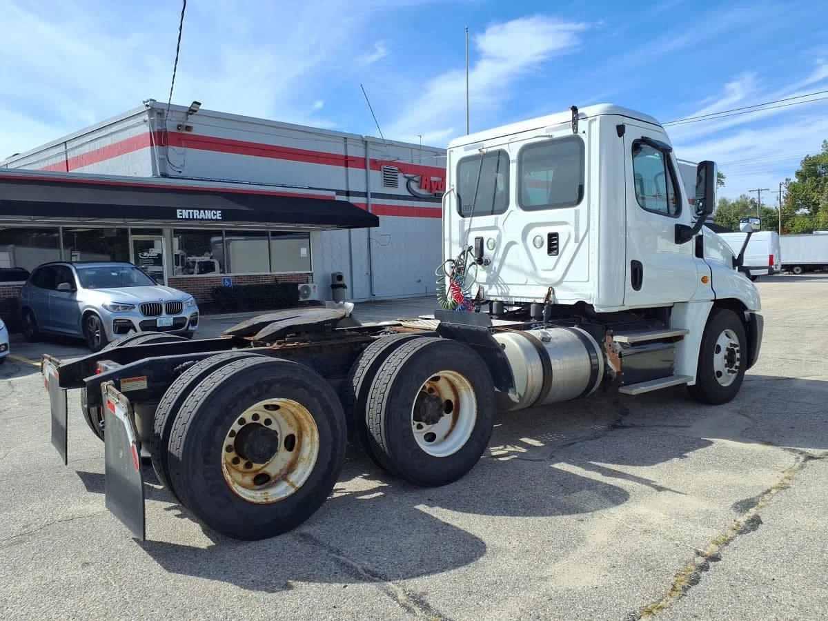 2017 Freightliner Cascadia - image 4