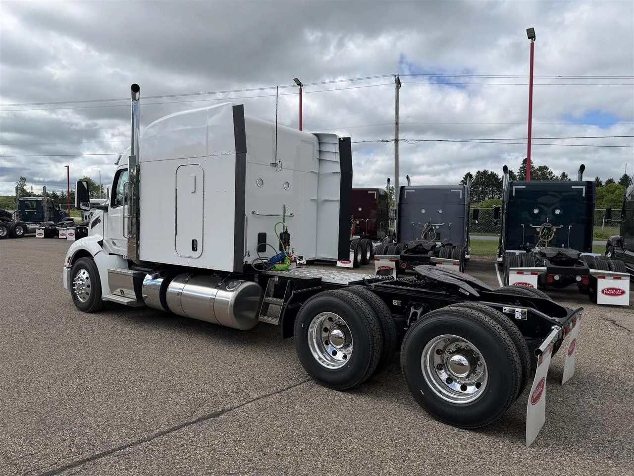 2027 Peterbilt 579 in Eau Claire, WI — photo 2