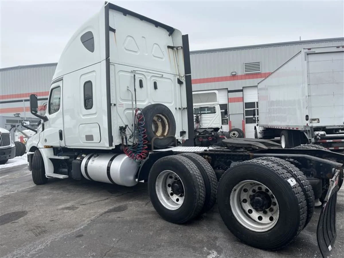 2019 Freightliner Cascadia - image 6