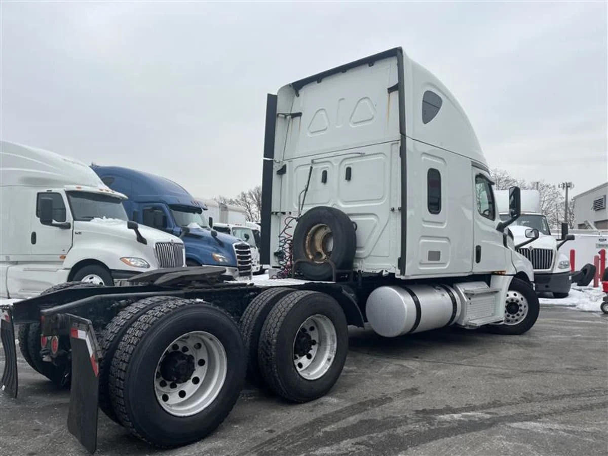 2019 Freightliner Cascadia - image 4