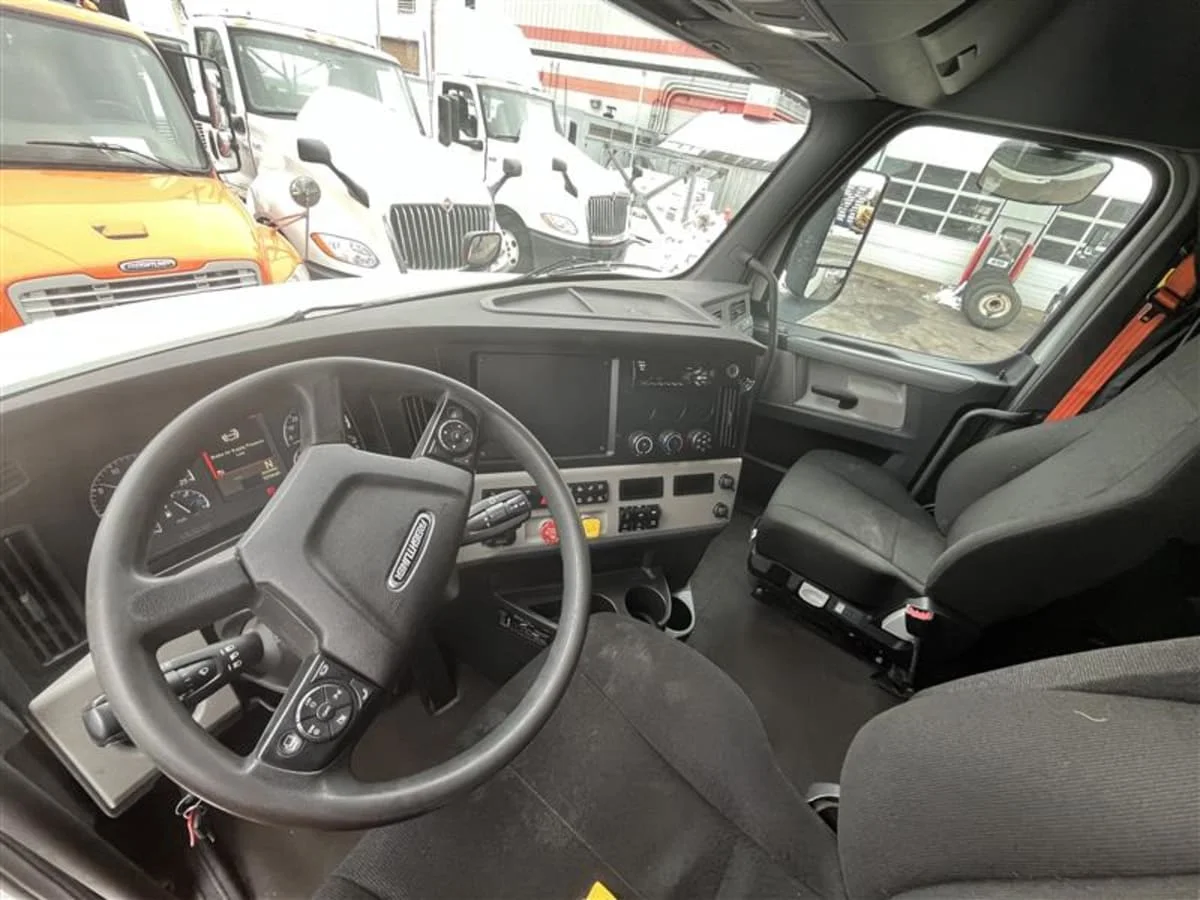 2019 Freightliner Cascadia - image 7