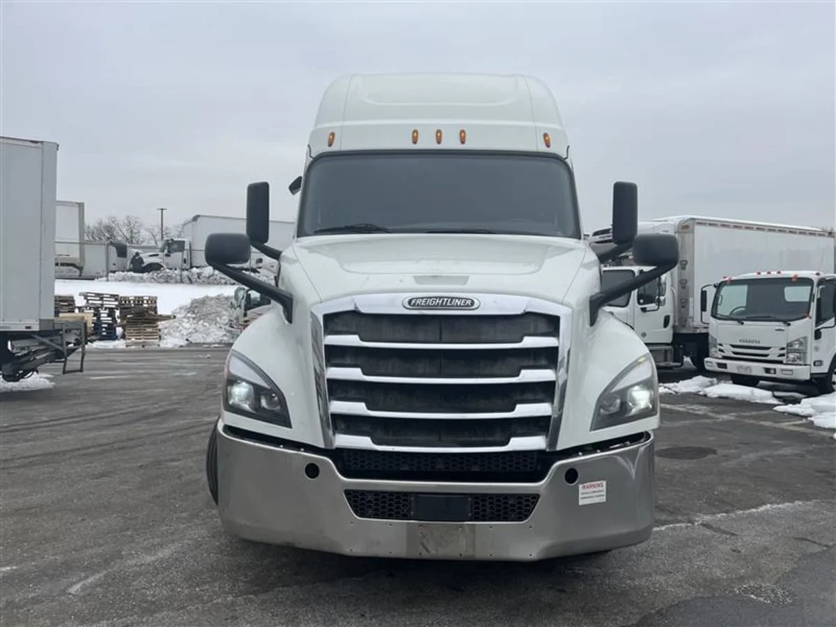 2019 Freightliner Cascadia - image 2