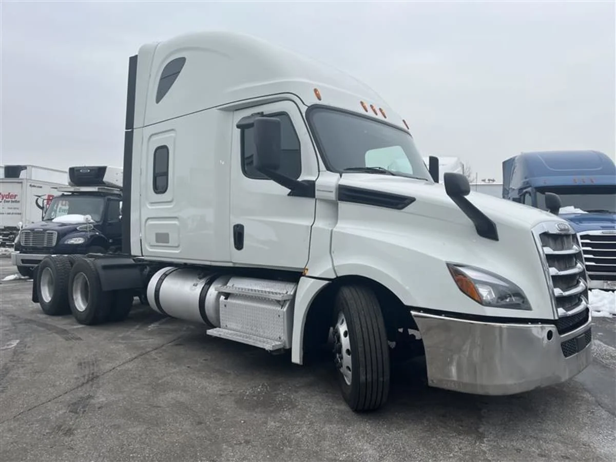 2019 Freightliner Cascadia - image 3