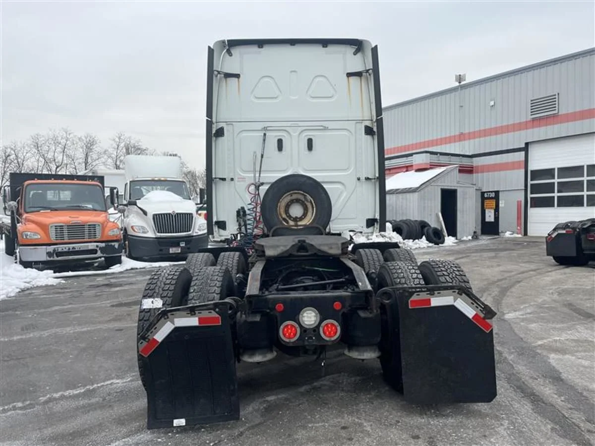 2019 Freightliner Cascadia - image 5