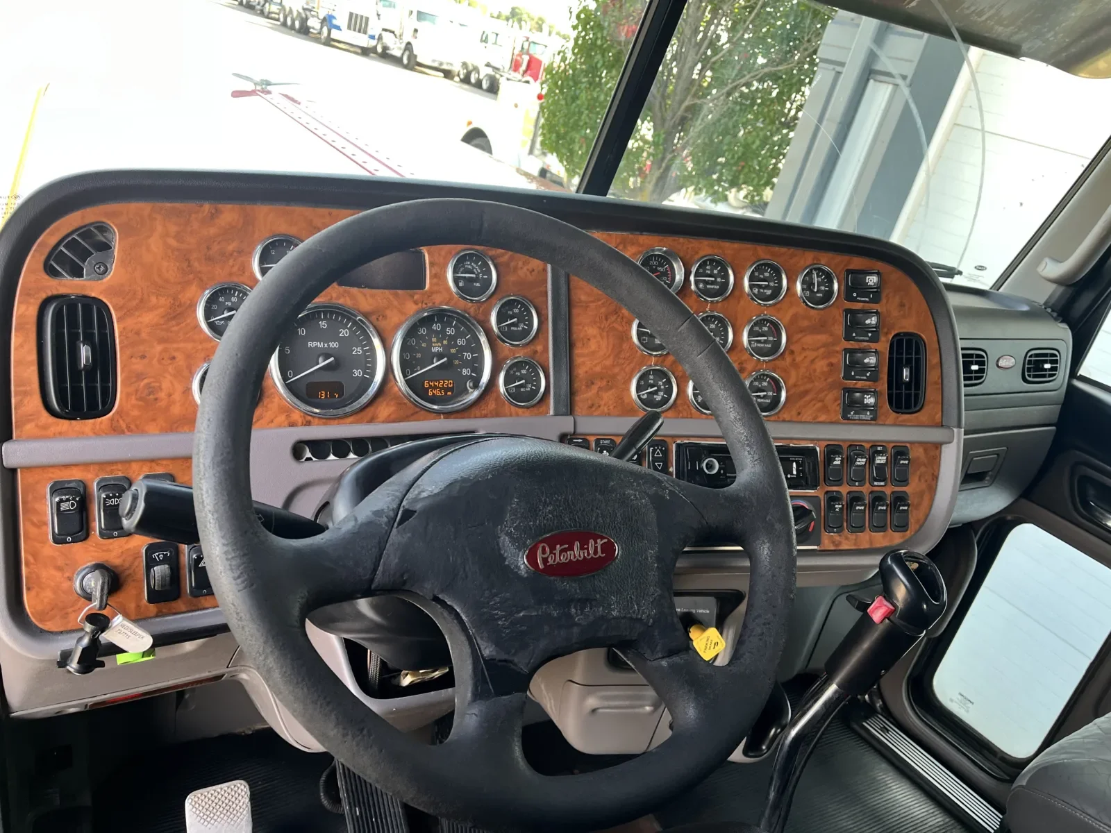 2008 Peterbilt 389 in New Lenox, IL — photo 16