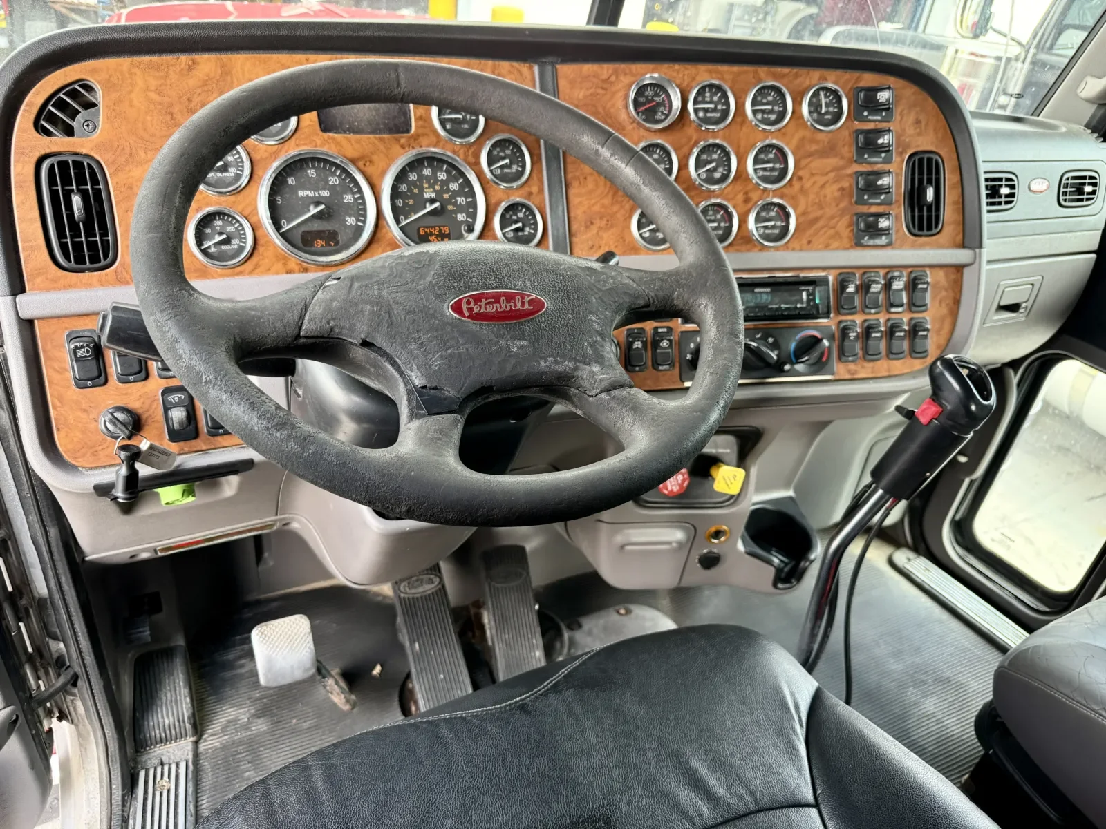 2008 Peterbilt 389 in New Lenox, IL — photo 15
