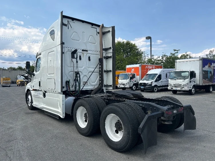 2020 Freightliner Cascadia - image 5