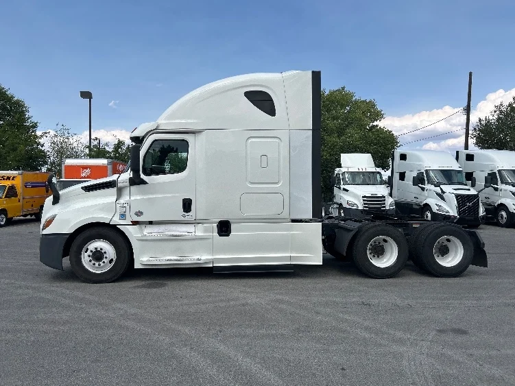 2020 Freightliner Cascadia - image 4