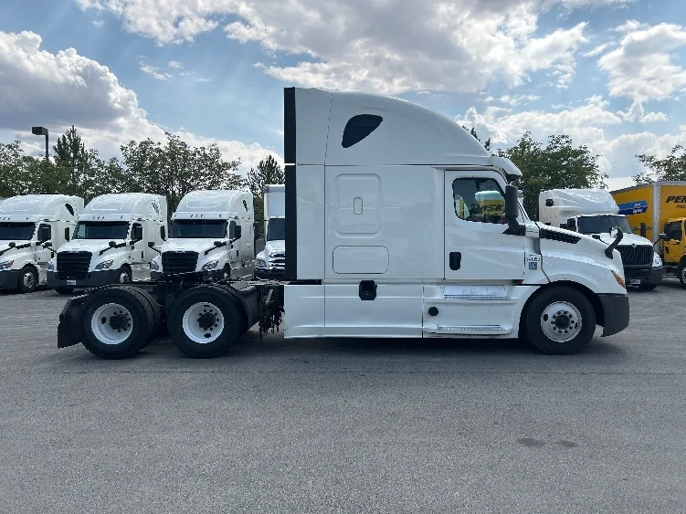 2020 Freightliner Cascadia - image 8