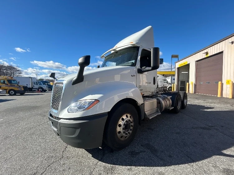 2020 International LT - image 3