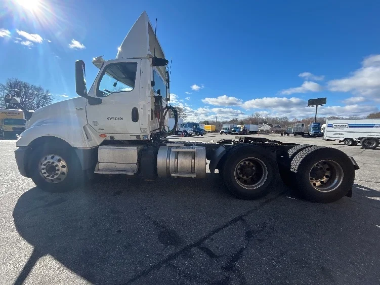 2020 International LT - image 4