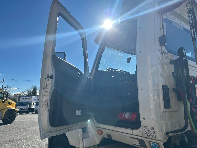 2020 International LT - image 9