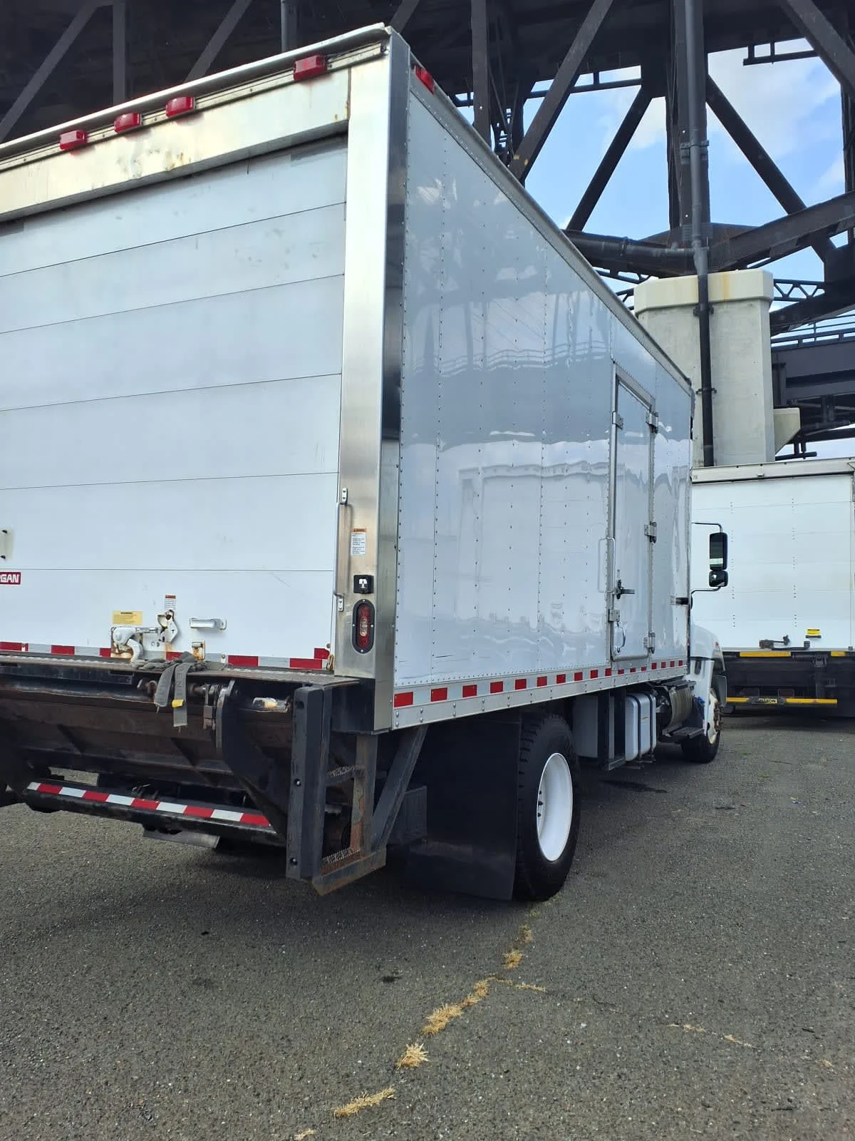 2018 Hino 268 - image 4