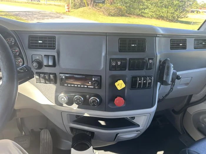 2021 Peterbilt 579 - image 21