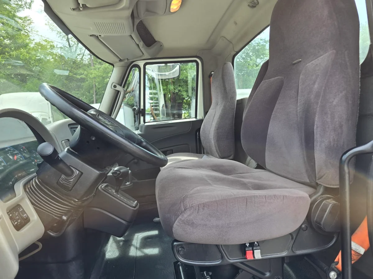 2015 International 4300 - image 7