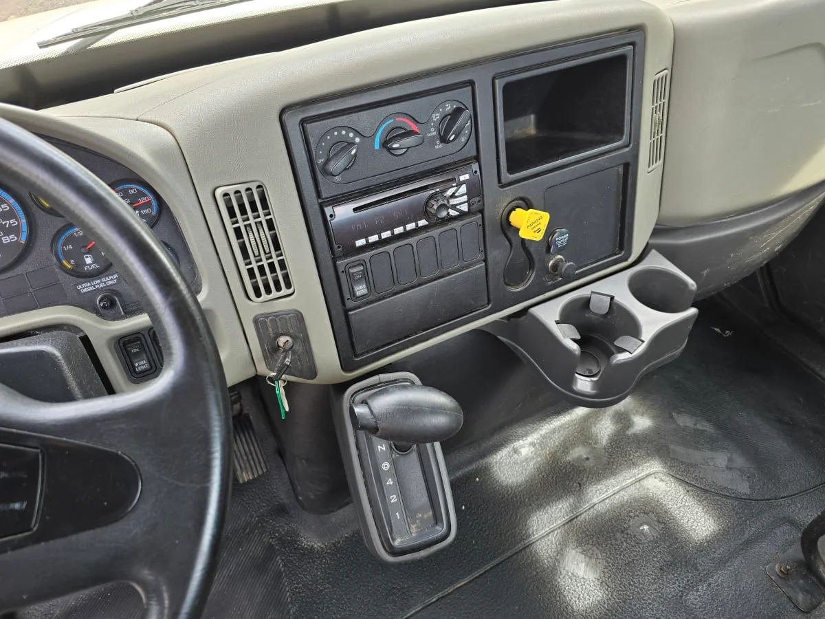 2015 International 4300 - image 15