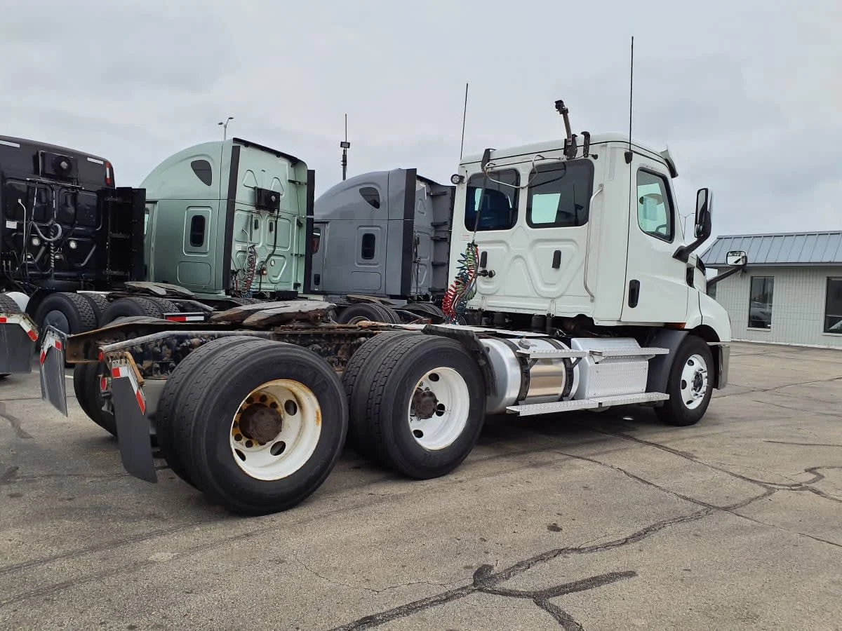 2020 Freightliner Cascadia in Oak Creek, WI — photo 4