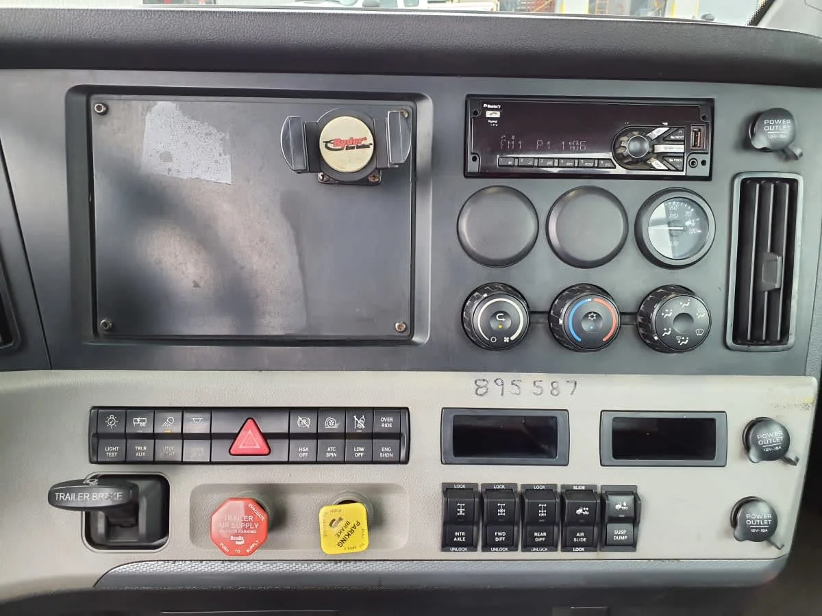 2020 Freightliner Cascadia in Oak Creek, WI — photo 13