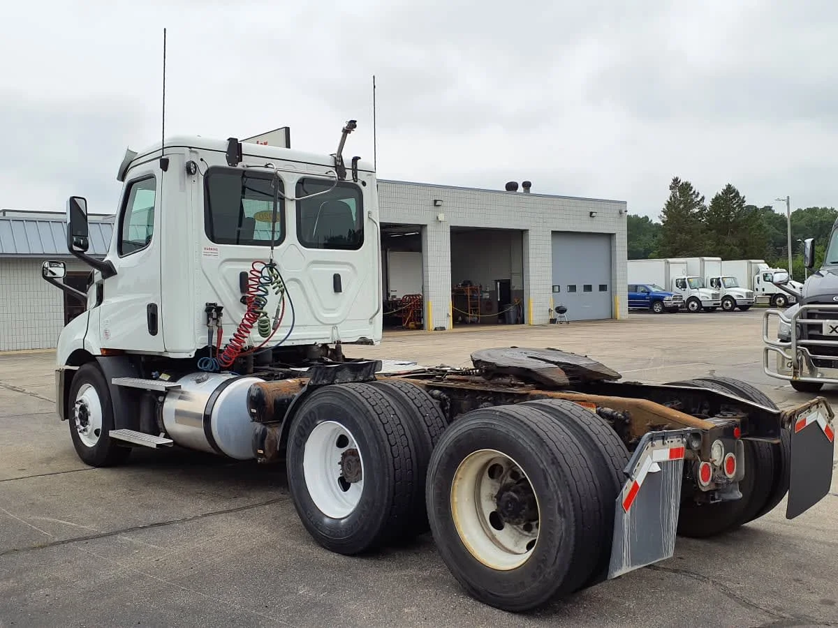2020 Freightliner Cascadia in Oak Creek, WI — photo 6