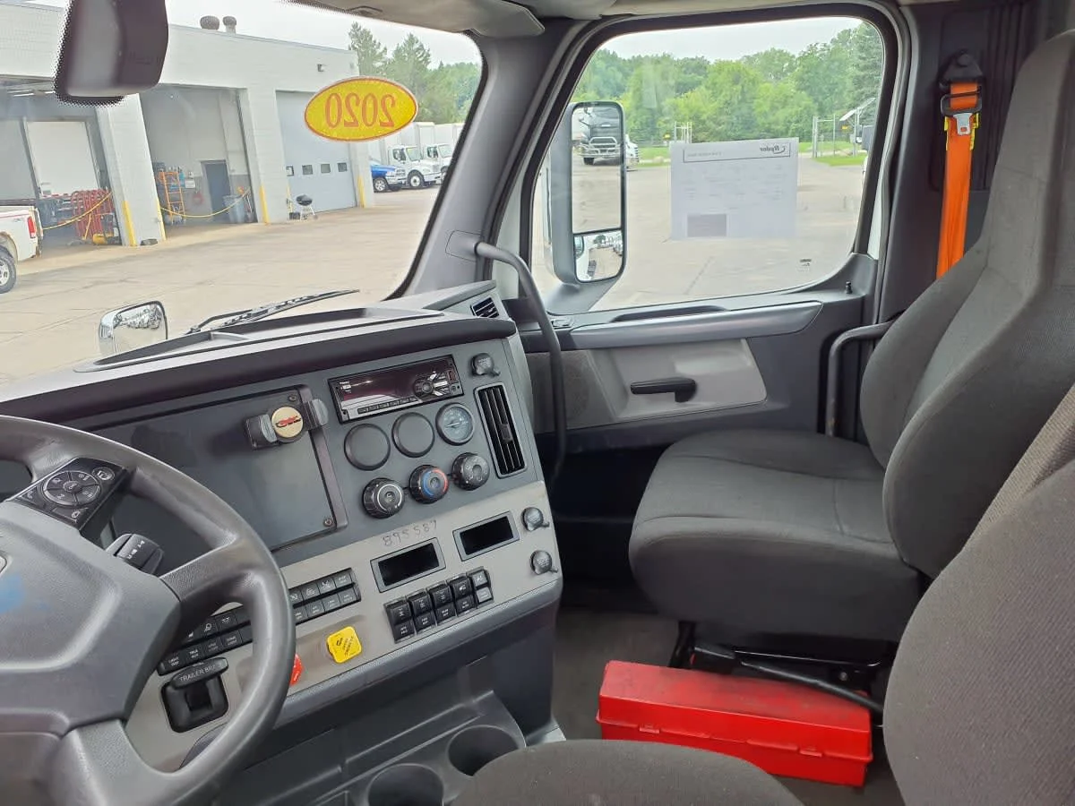 2020 Freightliner Cascadia in Oak Creek, WI — photo 7