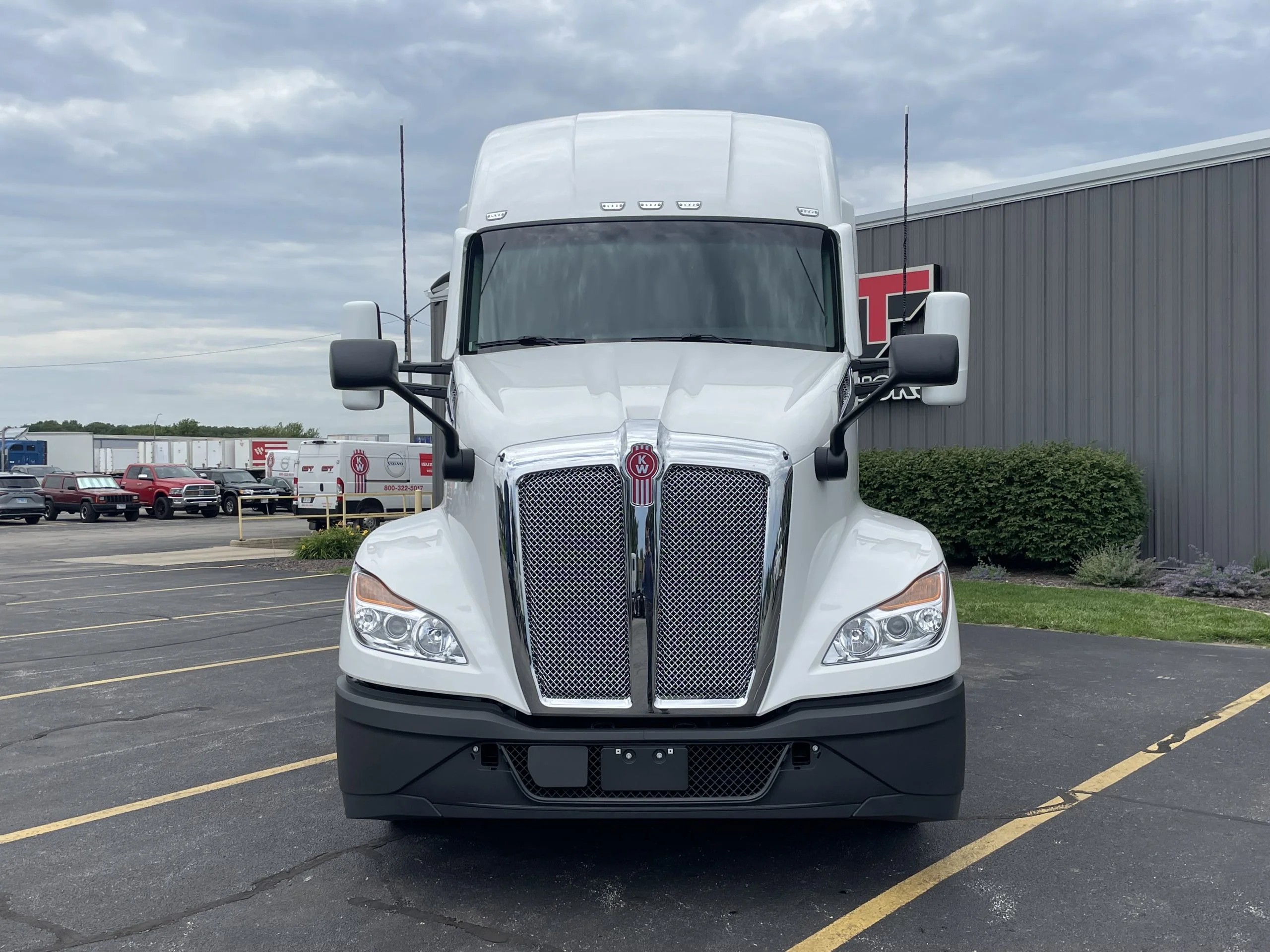 2027 Kenworth T680 in Normal, IL — photo 2